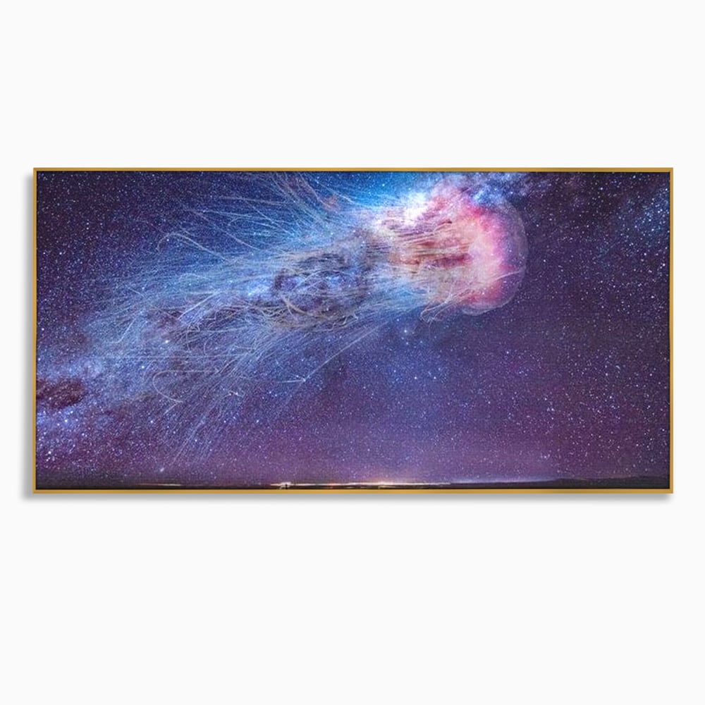 Tablou canvas cu ilustratie digitala cu meduza cosmica si stele, in rama de aluminiu auriu